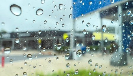 Téléchargez les photos : Gouttes de pluie sur le verre - en image libre de droit