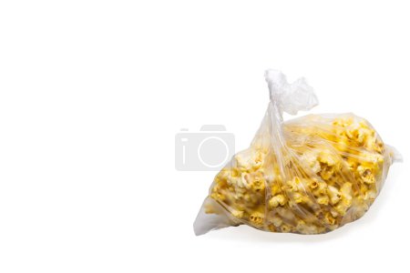 Una bolsa de plástico llena de palomitas de maíz sobre fondo blanco.