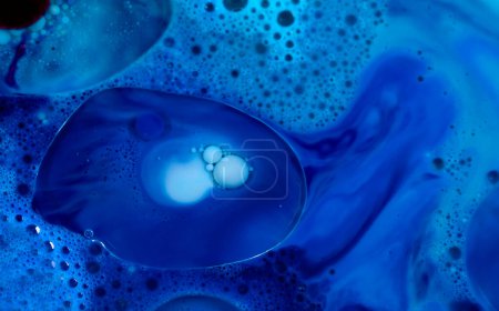 blaue flüssige Seifenblasen. abstrakte blaue Flüssigkeit Hintergrund