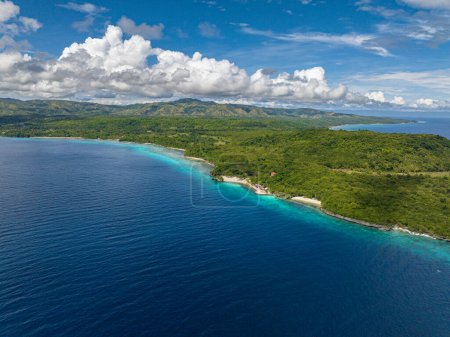 Foto de Vista panorámica de las aves de las miradas del paraíso de la isla Siquijor bajo los cielos azules claros. Siquijor, Filipinas. - Imagen libre de derechos