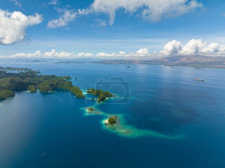 Foto de Volando arriba en la laguna Tiktikan en Sohoton Cove. Agua azul y arrecifes de corales. Bucas Grande Island. Mindanao, Filipinas. - Imagen libre de derechos