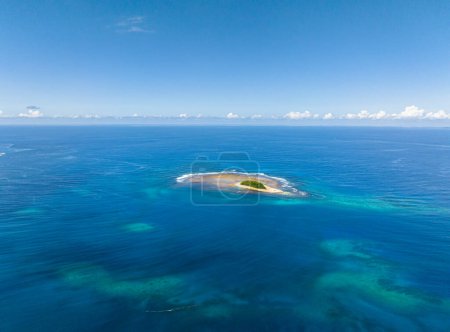 Foto de Hermosa isla Jobo rodeada de arena blanca. Mar azul bajo cielo azul. Mindanao, Filipinas. - Imagen libre de derechos