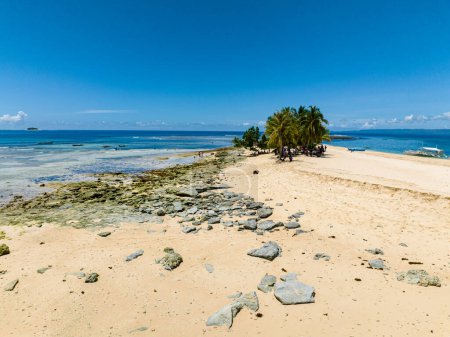 Foto de Birds eye of Hagonoy Island Beach (en inglés). San Agustín, Surigao del Sur. Britania Grupo de Islas. Mindanao, Filipinas. - Imagen libre de derechos