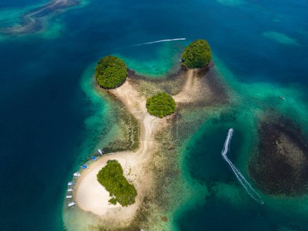 Foto de Pequeñas islas tropicales con laguna. Agua turquesa clara y mar azul profundo. Concepto de viaje y verano. Mindanao, Filipinas. - Imagen libre de derechos