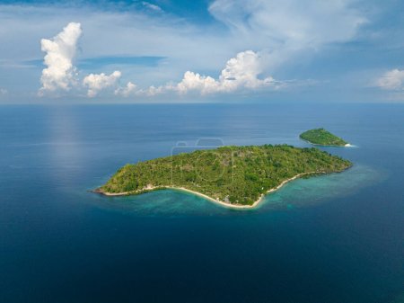 Foto de Playa Buh-buh y Playa Simoadang rodeadas de corales y mar azul profundo. Antiguamente Islas en Zamboanga. Mindanao, Filipinas. Concepto de viaje. - Imagen libre de derechos