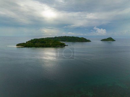 Foto de Aerial Seascape: Mar azul y cielo con nubes. Una vez Islas. Zamboanga. Mindanao, Filipinas. - Imagen libre de derechos