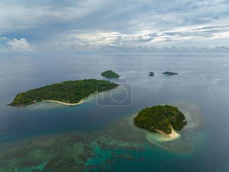 Foto de Islas Tropicales con atolón de agua turquesa y corales. Una vez Islas en Zamboanga. Mindanao, Filipinas. - Imagen libre de derechos