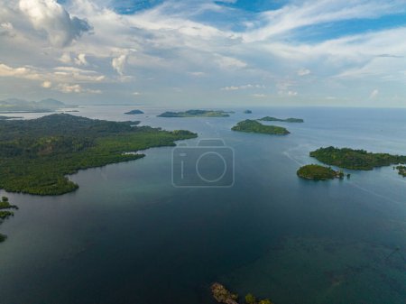 Foto de Drone vista de conjunto de islas e islotes de Once Islas. Mar azul con cielo azul y nubes. Zamboanga. Mindanao, Filipinas. - Imagen libre de derechos