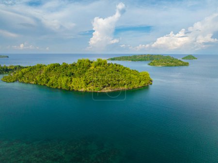 Foto de Dron aéreo de las islas rodeado de mar azul profundo. Antiguamente Islas en Zamboanga. Mindanao, Filipinas. - Imagen libre de derechos