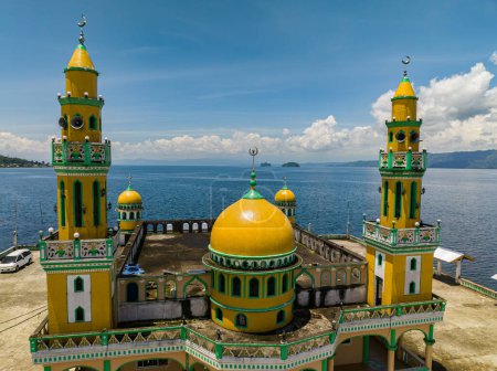 Foto de La mezquita y el lago en Lanao del Sur. Lago Lanao. Mindanao, Filipinas. - Imagen libre de derechos