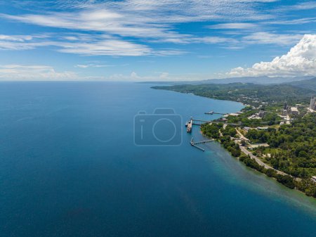 Foto de Planta de cemento y zona de producción en la costa de Lugait, Misamis Oriental. Mindanao, Filipinas. - Imagen libre de derechos