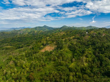 Foto de Paisaje de montaña con selva tropical y selva. Cielo azul y nubes. Mindanao, Filipinas. - Imagen libre de derechos
