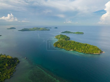 Foto de Islas rodeadas de agua azul y corales. Zamboanga City. Mindanao, Filipinas. Paisaje marino. Concepto de viaje. - Imagen libre de derechos