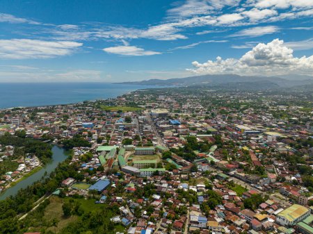 Foto de Riverside de Iligan City con edificios y pueblos.. Cielo azul y nubes. Mindanao del Norte, Filipinas. - Imagen libre de derechos