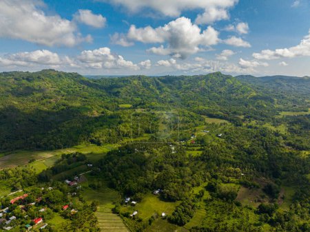 Foto de Bosque verde tropical en las montañas y colinas de la selva en las tierras altas de Filipinas. Mindanao. Vista superior desde arriba. - Imagen libre de derechos