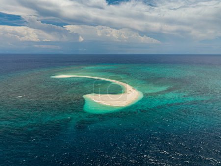 Foto de Vista aérea de la barra de arena blanca rodeada de textura de agua de mar azul en Camiguin, Filipinas. - Imagen libre de derechos