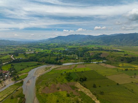 Téléchargez les photos : Montagne tropicale avec rizières et rivière sinueuse. Mindanao, Philippines. - en image libre de droit