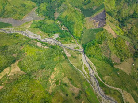 Téléchargez les photos : Champs agricoles avec de l'eau douce qui coule sur la rivière. Mindanao, Philippines. - en image libre de droit