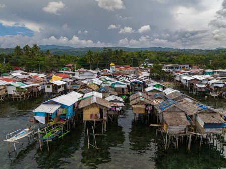 Foto de Pueblos de casas de zancos en la costa de Zamboanga. Mindanao, Filipinas. - Imagen libre de derechos