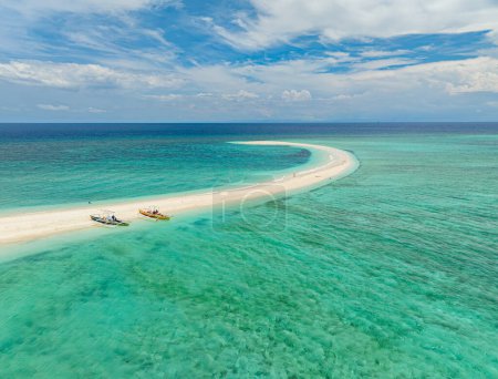 Foto de Sandbar con agua turquesa y olas en la costa. White Island. Camiguin, Filipinas. Destino turístico. - Imagen libre de derechos
