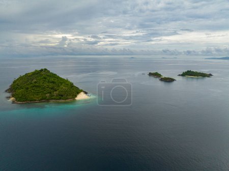 Foto de Antiguamente Islas: Playa Baong y Playa Bisaya-Bisaya en Zamboanga. Mindanao, Filipinas. Concepto de viaje. - Imagen libre de derechos