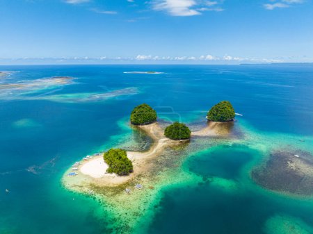 Aerial Seascape: Mar azul y cielo con nubes. La isla Britania. Mindanao, Filipinas.