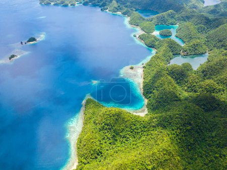 Blick von oben auf die tropische Meeresbucht und die Lagunen. Weißer Sandstrand an der Küste. Bucas Grande Island. Mindanao, Philippinen.