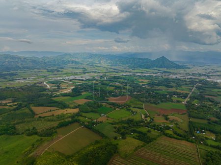 Téléchargez les photos : Drone aérien de terres agricoles avec des champs verts semés dans la campagne. Mindanao, Philippines. - en image libre de droit