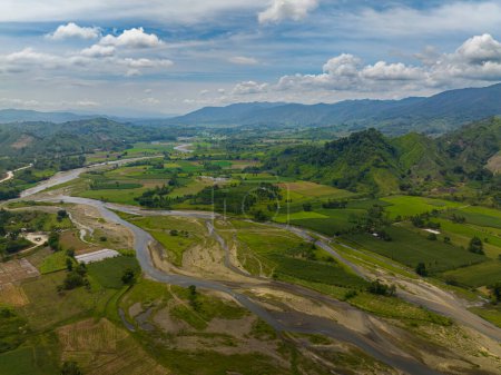 Téléchargez les photos : Vallée tropicale de montagne avec rizières et rivières. Ciel bleu et nuages. Mindanao, Philippines. - en image libre de droit