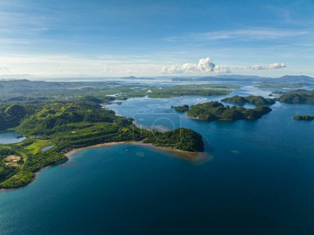 Foto de Islas tropicales y mar azul. Cielo azul y nubes. Mindanao, Filipinas. Paisaje marino. - Imagen libre de derechos