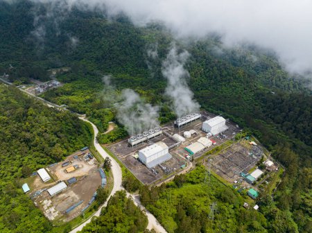 Foto de Vista desde arriba de la central geotérmica con vapor y tuberías. Producción de energía renovable en una central eléctrica que suministra electricidad en Mindanao, Filipinas. - Imagen libre de derechos