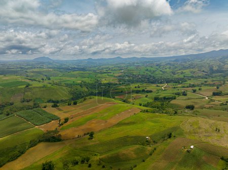 Foto de Vista aérea de tierras agrícolas y arrozales en Bukidnon. Mindanao, Filipinas. - Imagen libre de derechos
