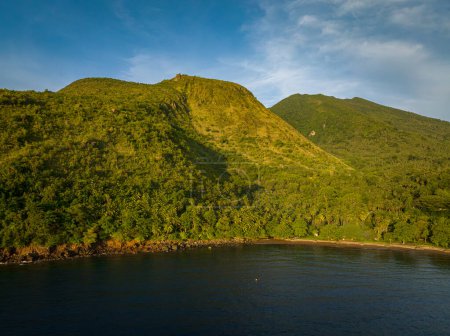 Foto de Isla Camiguin con acantilado de montaña, valle, bosque y mar azul. Cielo azul y nubes. Filipinas. - Imagen libre de derechos