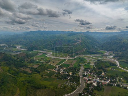 Téléchargez les photos : Vue sur la montagne tropicale avec des collines verdoyantes et des fermes près des rivières. Mindanao, Philippines. - en image libre de droit