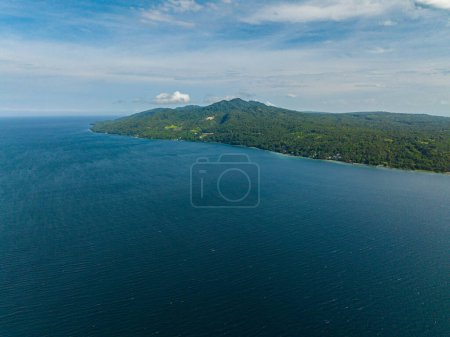Foto de Vista aérea de la isla tropical y el mar azul. Cielo azul y nubes. Samal Island. Davao, Filipinas. - Imagen libre de derechos