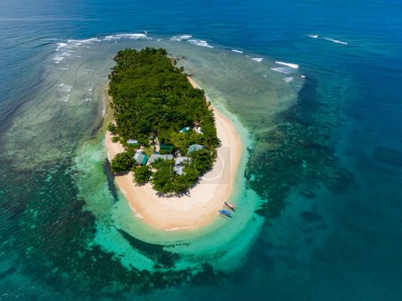 Téléchargez les photos : Île tropicale entourée d'une plage de sable blanc. Eau turquoise et coraux sur la plage. L'île San Victor. Mindanao, Philippines. - en image libre de droit