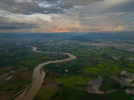 Téléchargez les photos : Fermes au bord de la rivière, rizières. Terres agricoles des agriculteurs. Ciel bleu et nuages. Bukidnon, Philippines. - en image libre de droit