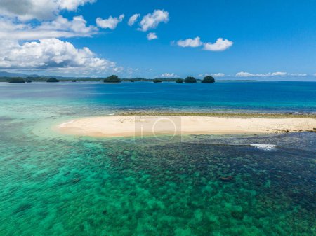Foto de Drone vista de la hermosa playa de arena blanca. Britania Grupo de Islas. Mindanao, Filipinas. - Imagen libre de derechos