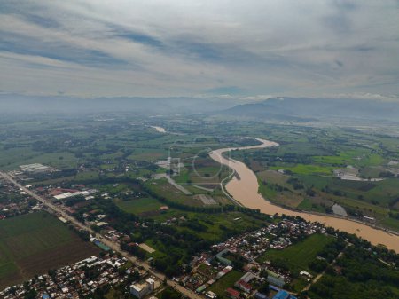 Téléchargez les photos : Terrain agricole et rivière sinueuse dans la province de montagne. Bukidnon, Philippines. Mindanao. - en image libre de droit