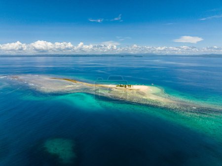 Foto de Drone shot of White sand beach Hagonoy Island. Agua azul bajo el horizonte. Britania Grupo de Islas. Mindanao, Filipinas. - Imagen libre de derechos