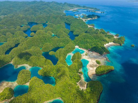 Foto de Vista superior del mar azul profundo alrededor de la isla tropical. Agua turquesa en lagunas. Bucas Grande Island. Mindanao, Filipinas. - Imagen libre de derechos