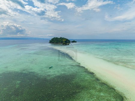 Foto de Isletas tropicales rodeadas de agua azul transparente. Barcos flotando en la costa blanca. Barobo, Surigao del Sur. Filipinas. - Imagen libre de derechos