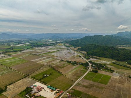 Foto de Vista aérea de las tierras de cultivo de Paddy en el campo. Azul y nubes. Mindanao, Filipinas. - Imagen libre de derechos