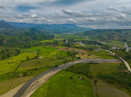 Montagne verte avec des rizières et de l'eau qui coule sur les rivières. Mindanao, Philippines.
