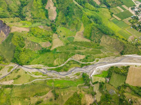 Téléchargez les photos : Vue de dessus des champs agricoles avec de l'eau qui coule sur la rivière. Mindanao, Philippines. - en image libre de droit