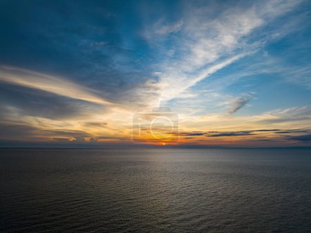 Foto de Cloudscape con puesta de sol sobre el mar en la isla de Camiguin. Filipinas. - Imagen libre de derechos