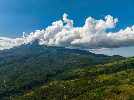 Foto de Paisaje nuboso escénico sobre las colinas montañosas de Camiguin. Cielo azul y nubes. Filipinas. - Imagen libre de derechos