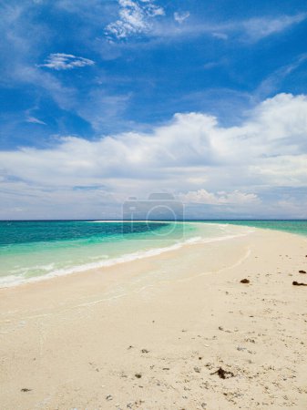 Meereswellen an der Küste. Sandbank in Camiguin Island. Philippinen.