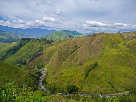Téléchargez les photos : Vallée de montagne et rivière à Bukidnon, Philippines. - en image libre de droit