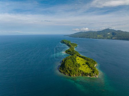 Pequeña isla con costa rocosa rodeada de océano azul. Samal Island. Davao, Filipinas.